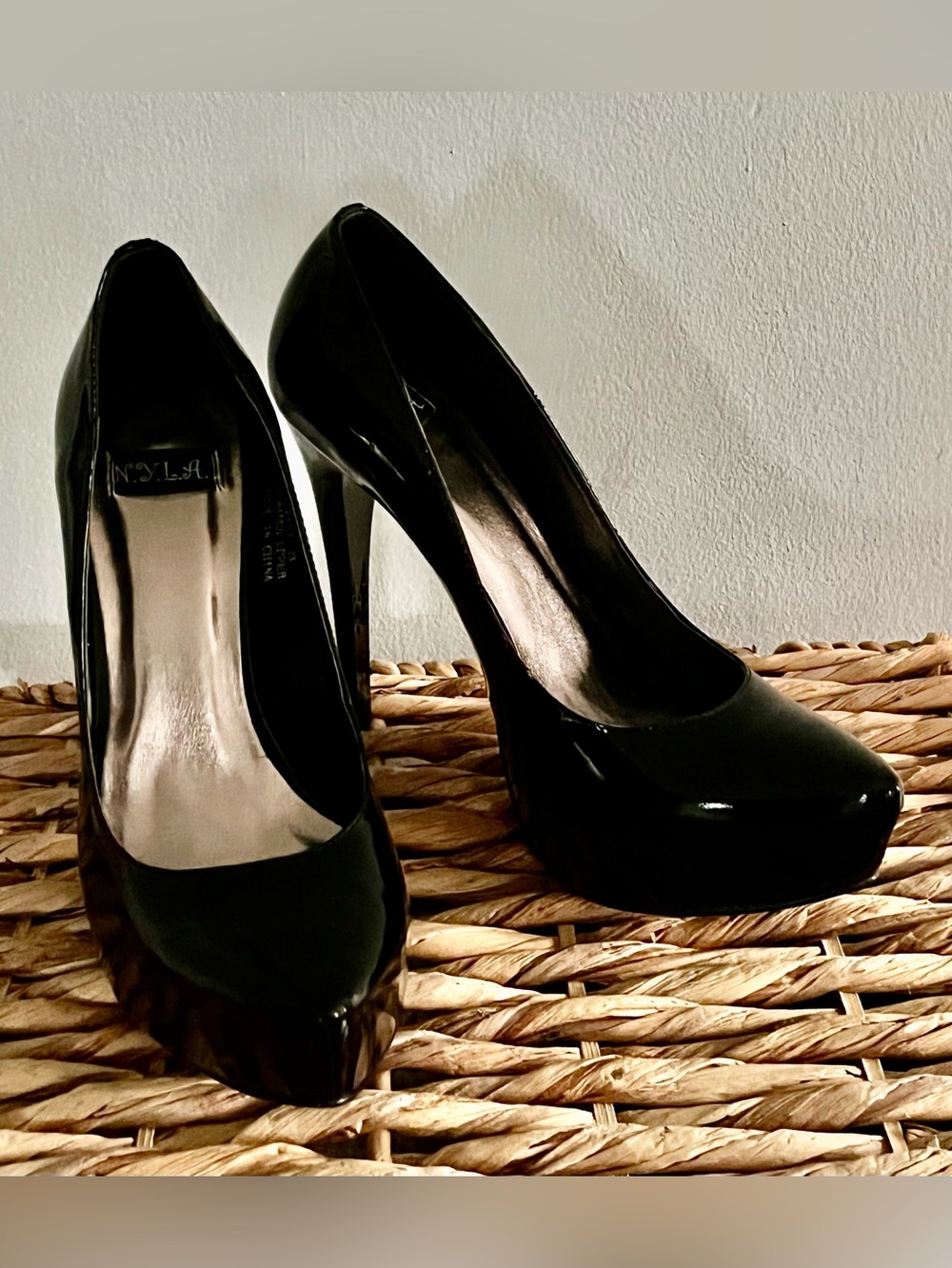 N.Y.L.A. Black Patent Pumps 8 EUC